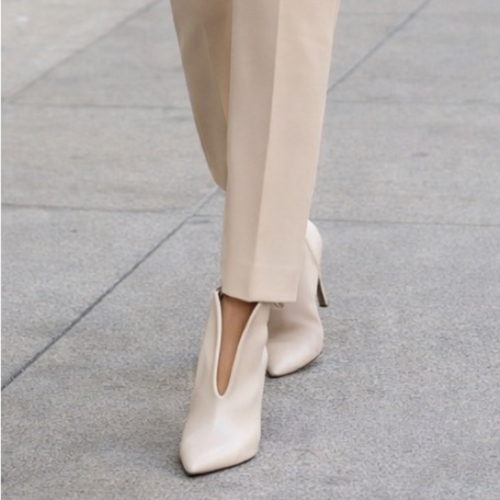 NEW Nine West ‘Tila’ dress Split V Cut ankle boot leather Ivory pointed toe Sz 9 - Picture 2 of 14